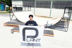 ８月にスケートボードパークをオープンする田中さんと自作のランプ、ボックス、レールなど
