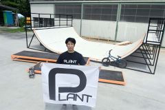 ８月にスケートボードパークをオープンする田中さんと自作のランプ、ボックス、レールなど
