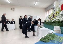 祭壇に献花する参列者