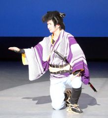 戯曲「関の弥太っぺ」を舞う「かしわの会」の森代表