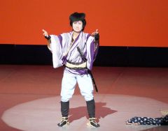 戯曲「関の弥太っぺ」を舞う「かしわの会」の森代表