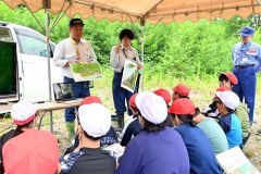 森林の役割や治水について話を聞く児童
