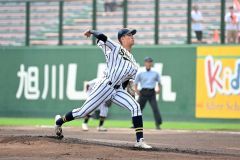 【準々決勝・白樺学園―遠軽】白樺学園はエースの半澤理玖が先発する（須貝拓也撮影）