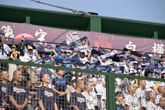 白樺学園ナインの勝利を後押しし、試合終了後にタオルを掲げながら校歌を歌う応援席の生徒・保護者ら