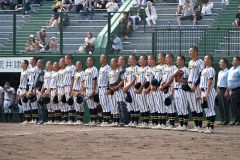 【準々決勝・白樺学園－遠軽】３－１で勝利し整列する白樺学園ナイン