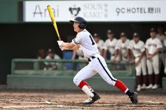【準々決勝・帯大谷－旭川志峯】帯広大谷は７回、先頭打者の宮浦比呂が左前安打で出塁しチャンスを拡大する