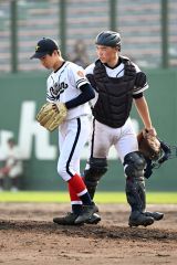 【準々決勝・帯大谷－旭川志峯】帯広大谷は５回から泉映甫がマウンドに上がり、森浦直也捕手が激励する