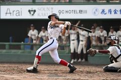 【準々決勝・帯大谷―旭川志峯】帯広大谷は５回、先頭打者の柴田温人が左前安打を放つ