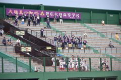 帯大谷の応援席でチームを鼓舞する部員、保護者ら
