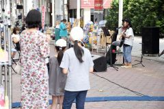 ホコテンの来場者の前で歌を披露する塩原さん