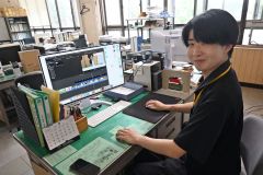 保育士募集の動画を紹介する町職員