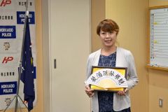 扇子を受け取った森田かおる組合長（４日午前１０時１０分ごろ、帯広警察署）