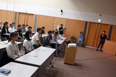 小松さんの話を聞く参加者