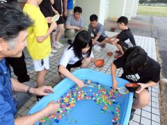 スーパーボールすくいを楽しむ参加者

