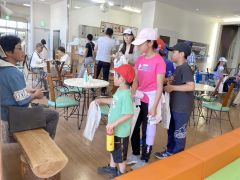道の駅の来客に交通安全を訴える啓発資料を手渡す螺湾小の児童ら