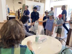 道の駅の来客に交通安全を訴える啓発資料を手渡す螺湾小の児童ら