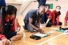 日本語を教わりながら書道に挑戦するＪＩＣＡ研修員