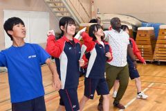 生徒と紙飛行機を飛ばすＪＩＣＡ研修員