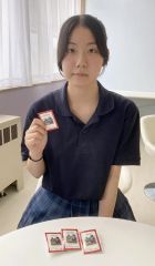 寄付金付きピンバッジのデザインを担当した西川さん