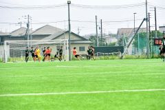 【第８節・帯緑陽高―帯北高】後半終了間際、セットプレーでこぼれたボールを帯北高の（４４）ＦＷ境汰寿（２年、中央）が押し込み、ダメ押しの３点目を決めた