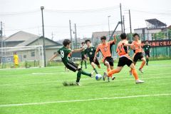 【第８節・帯緑陽高―帯北高】後半開始直後から帯北高のゴールに攻め込む帯緑陽高の（３９）ＦＷ八十嶋久聖（２年、左）