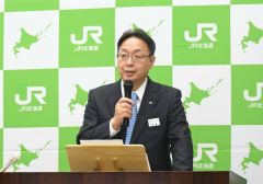 記者会見する綿貫社長