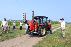 静電散布機械のデモ見学　池田町ブドウ生産組合 3