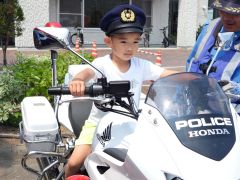 白バイに乗る子ども

