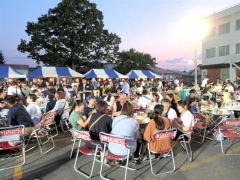 村の夏の最初のイベントを待ちわびた村民でにぎわう会場