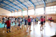 帯広北高チアリーディング部と一緒にダンスを練習する児童（帯広花園小、平栗玲香通信員撮影）