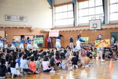 帯広北高チアリーディング部と交流する児童（帯広花園小、平栗玲香通信員撮影）