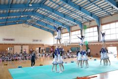 帯広北高チアリーディング部と交流する児童（帯広花園小、平栗玲香通信員撮影）