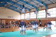 帯広北高チアリーディング部と交流する児童（帯広花園小、平栗玲香通信員撮影）