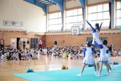 帯広北高チアリーディング部と交流する児童（帯広花園小、平栗玲香通信員撮影）
