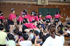 帯広北高チアリーディング部と交流する児童（帯広花園小、平栗玲香通信員撮影）