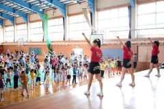 帯広北高チアリーディング部と一緒にダンスを練習する児童（帯広花園小、平栗玲香通信員撮影）