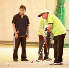 チームで相談しながらショットを考える選手たち