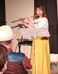 熱のこもった演奏を披露する橋本さん