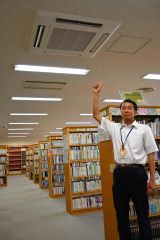 町図書館分館に整備された冷房設備を紹介する加藤館長