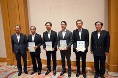 各機関のトップに要望書を渡した石橋会長（左）と川田会頭（右）