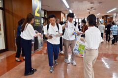 十勝総合振興局の職員らがチラシを配布