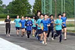 ヤマダＨＤ陸上競技部の選手と一緒にランニングする大樹中の生徒