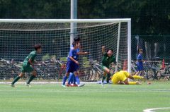 再延長残り３分でゴールを決め、喜びを爆発させる松本（右から２番目）