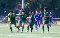 再延長残り３分でゴールを決め、喜びを爆発させる松本（左から３番目）