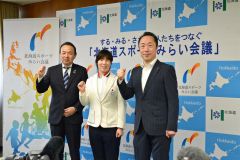 パリ・パラリンピックに出場する小野選手（中央）に、濱坂副知事（右）がエールを送った