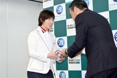 あいおいニッセイ同和損害保険の加川克仁地域担当常務出稿役員（右）から寄せ書きの「日の丸」を受け取る小野選手（左）＝金野和彦撮影
