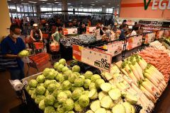 特売品を買い求める客でにぎわう店内（１９日午前９時ごろ、須貝拓也撮影）