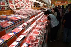 特売品を買い求める客でにぎわう店内（１９日午前９時ごろ、須貝拓也撮影）