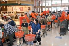 開店後、店内に入場する買い物客（午前８時５０分ごろ、須貝拓也撮影）