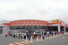 午前９時の開店前に列をなす買い物客（１９日午前８時４５分ごろ、須貝拓也撮影）